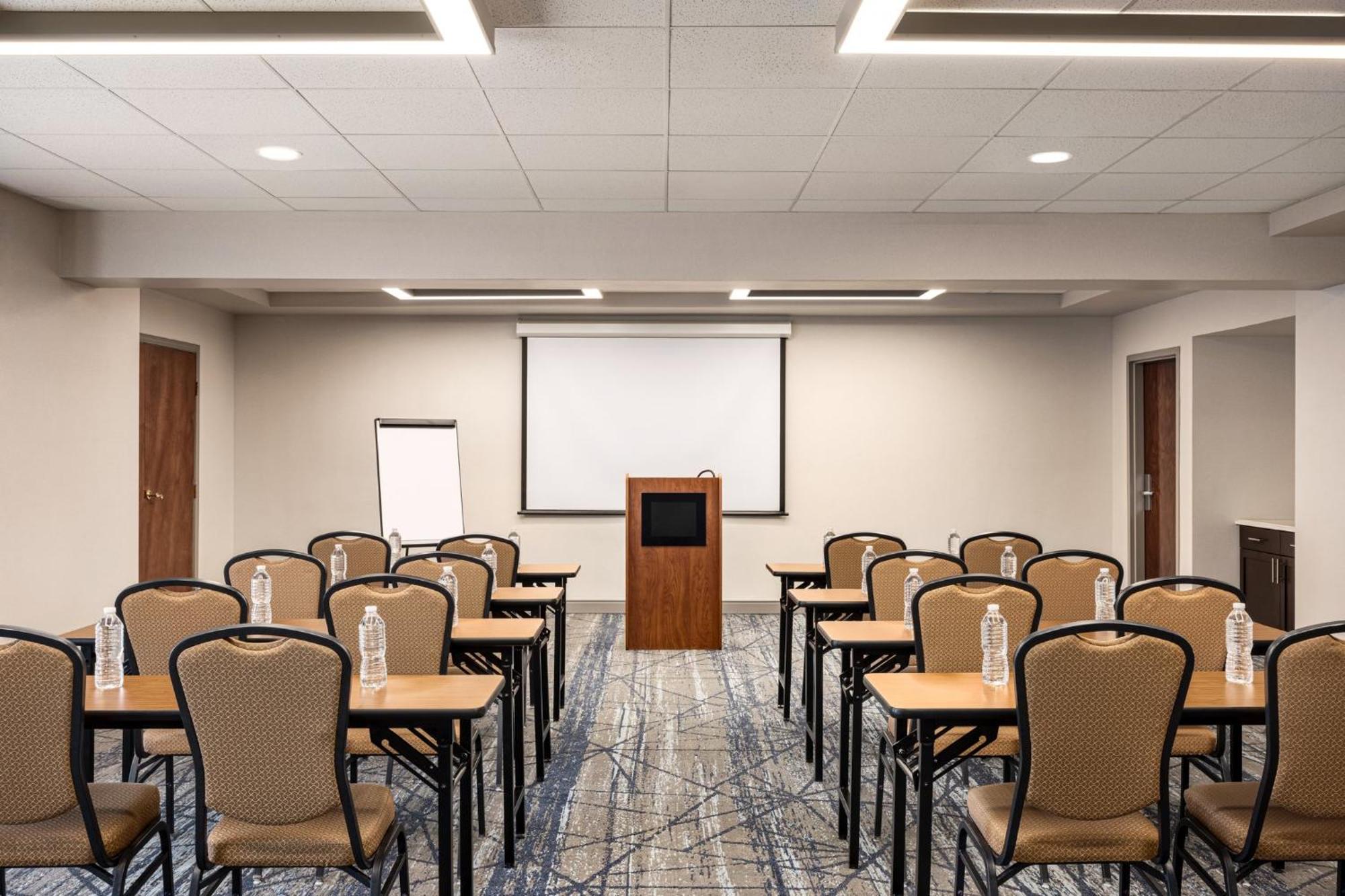 Holiday Inn Express Hotel & Suites Indianapolis W - Airport Area By Ihg Екстериор снимка